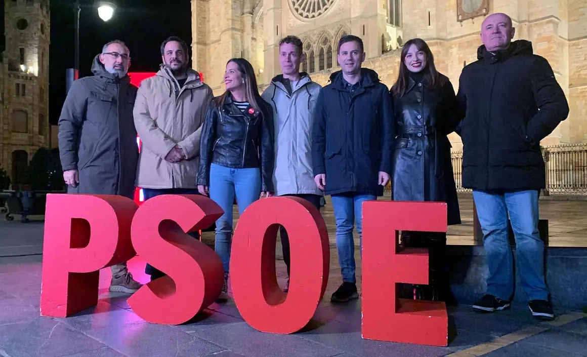 El PSOE arranca en Le&oacute;n la campa&ntilde;a auton&oacute;mica del 15M con un llamamiento al cambio. La madrugada de este viernes, los socialistas inician la carrera electoral en la Plaza de Regla arropando a Nuria Rubio y con la vista puesta en la Presidencia de Castilla y Le&oacute;n. Fotos: Alfonso F. Reca