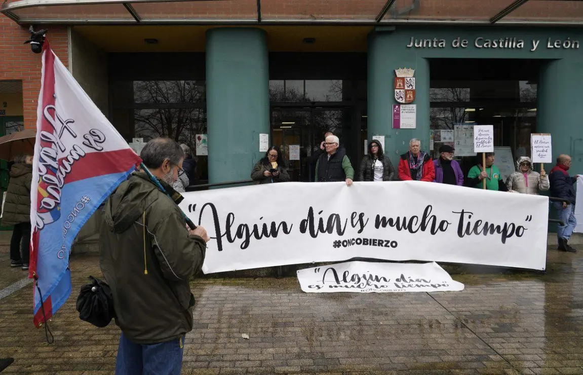 Concentraci&oacute;n de la plataforma OncoBierzo frente a la sede de la Junta de Castilla y Le&oacute;n en Ponferrada para reclamar mejoras en la sanidad de la comarca. Foto: C&eacute;sar S&aacute;nchez.