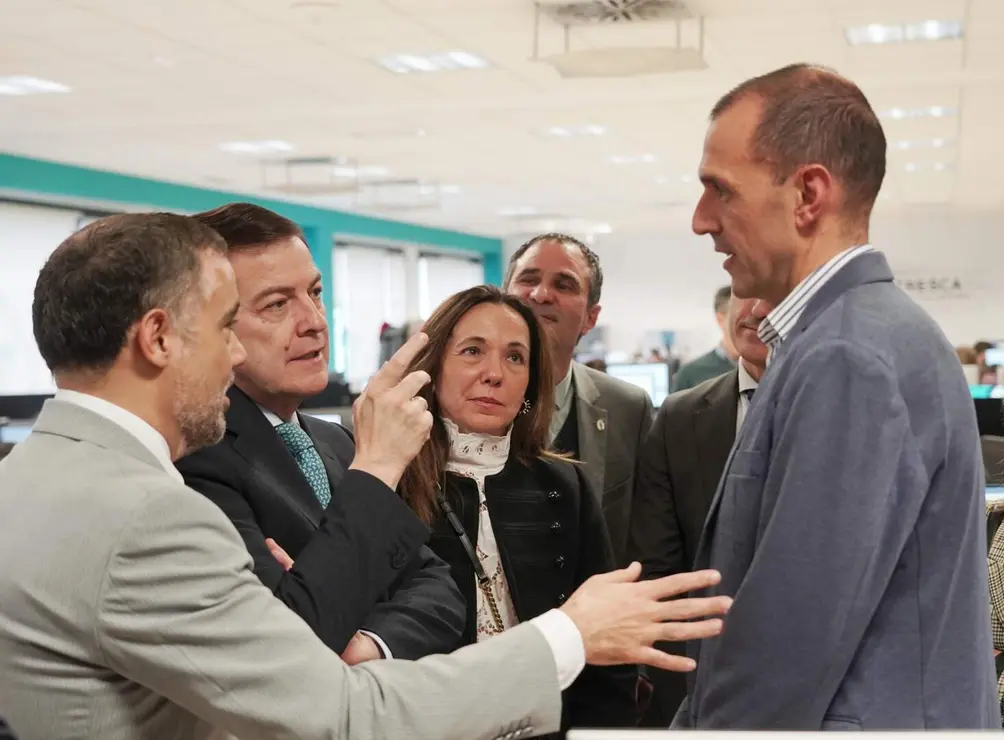 El candidato a la reelecci&oacute;n al frente de la Junta por el PP, Alfonso Fern&aacute;ndez Ma&ntilde;ueco, visita la empresa Tresca, en el Parque Tecnol&oacute;gico de Le&oacute;n. Foto: Rub&eacute;n Cacho.