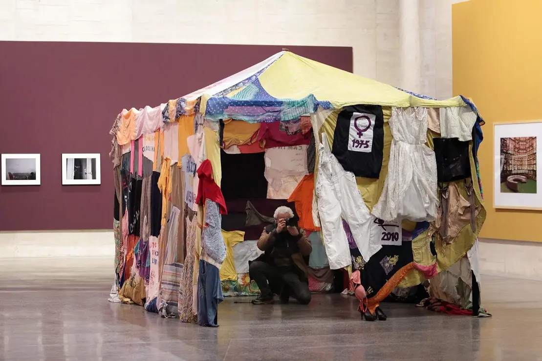 Presentaci&oacute;n de la exposici&oacute;n &lsquo;&iquest;No hay nada como el hogar?&rsquo; con la presencia del director del Musac, &Aacute;lvaro Rodr&iacute;guez Fominaya, y la comisaria, Monserrat Pis Marcos. Fotos: Peio Garc&iacute;a.