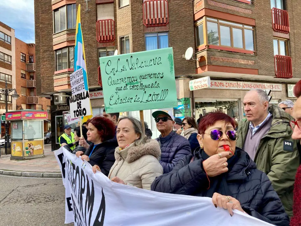 La Plataforma en Defensa del Ferrocarril de V&iacute;a Estrecha de Le&oacute;n protagoniza un nuevo corte reivindicativo sobre el trazado hasta el centro de la capital. Foto: Peio Garc&iacute;a.
