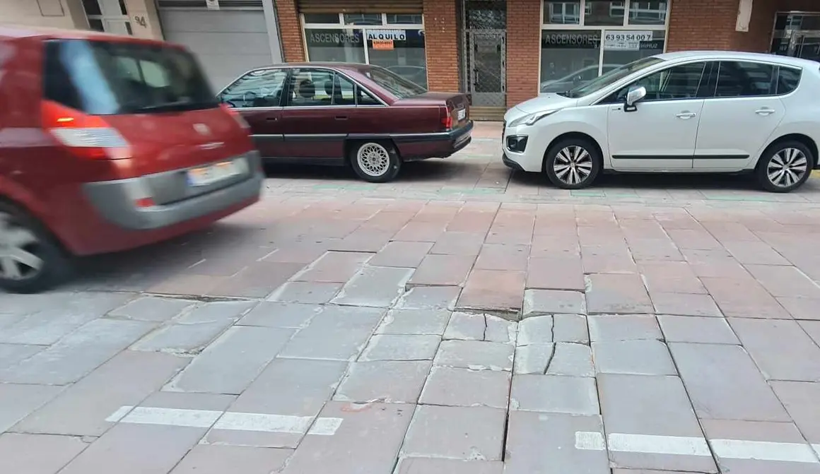 El tramo urbano renovado hace dos a&ntilde;os y medio se ha convertido en un foco constante de ruido y molestias vecinales por el deterioro del pavimento, obligando al Ayuntamiento de Le&oacute;n a plantear una nueva intervenci&oacute;n de gran calado