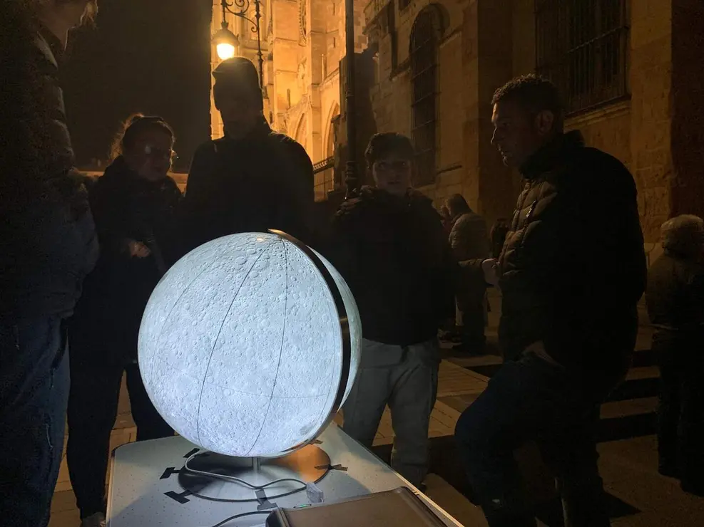 Una noche bajo las estrellas en Puerta Obispo con la Asociaci&oacute;n Leonesa de Astronom&iacute;a. Fotos: A.F.R.