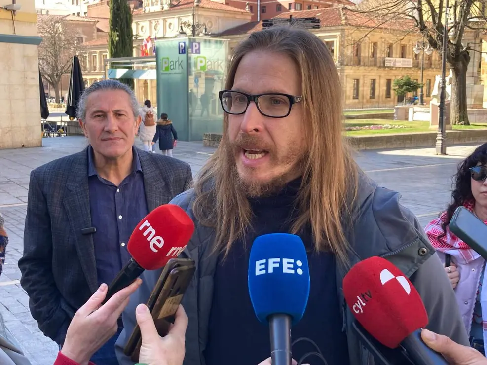 Pablo Fern&aacute;ndez, secretario de Organizaci&oacute;n y portavoz de Podemos, y Sixto Mart&iacute;nez, candidato de Podemos-Alianza Verde por Le&oacute;n, ofrecen declaraciones a los medios en Le&oacute;n. Fotos: Peio Garc&iacute;a.