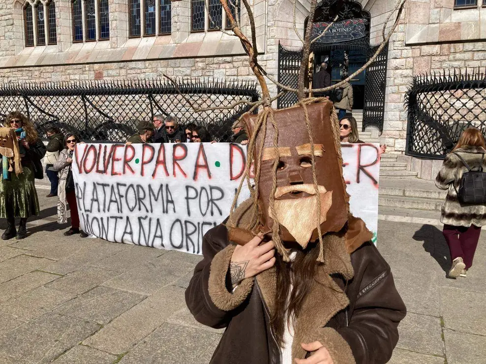 Concentraci&oacute;n convocada por varios colectivos para denunciar las agresiones que sufren los pueblos y el expolio de sus recursos. Foto: Peio Garc&iacute;a.