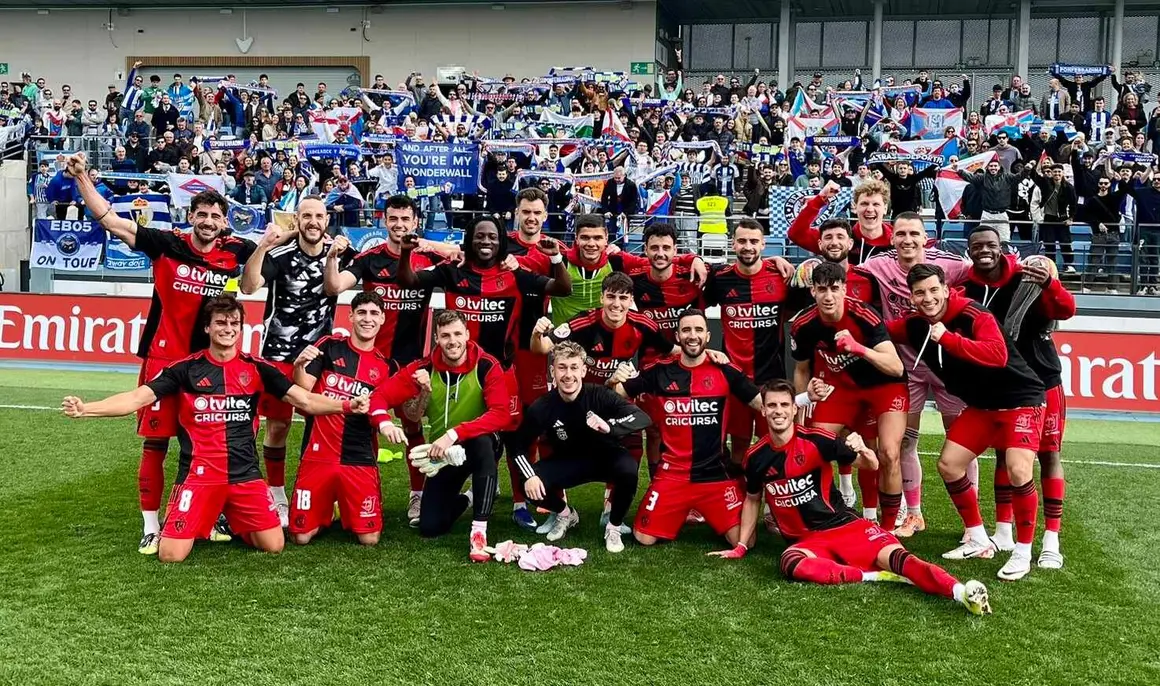 Frimpong impulsa a la Deportiva hacia el playoff en el Di St&eacute;fano. Un gol del centrocampista ghan&eacute;s en el minuto 90 da una victoria de oro a la Ponferradina ante el Real Madrid Castilla (0-1) y acerca a Andr&eacute;s Prieto al r&eacute;cord hist&oacute;rico de imbatibilidad.