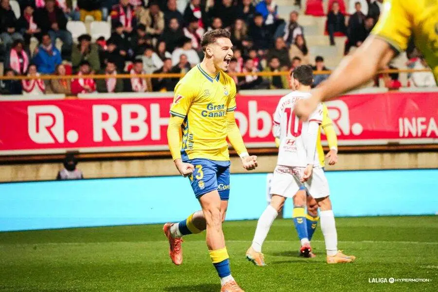 La Cultural cae con claridad ante Las Palmas (0-3) en el estreno de Rub&eacute;n de la Barrera, tras una primera parte prometedora y una segunda mitad que expuso la crudeza de la categor&iacute;a y dej&oacute; al equipo leon&eacute;s al borde del abismo.