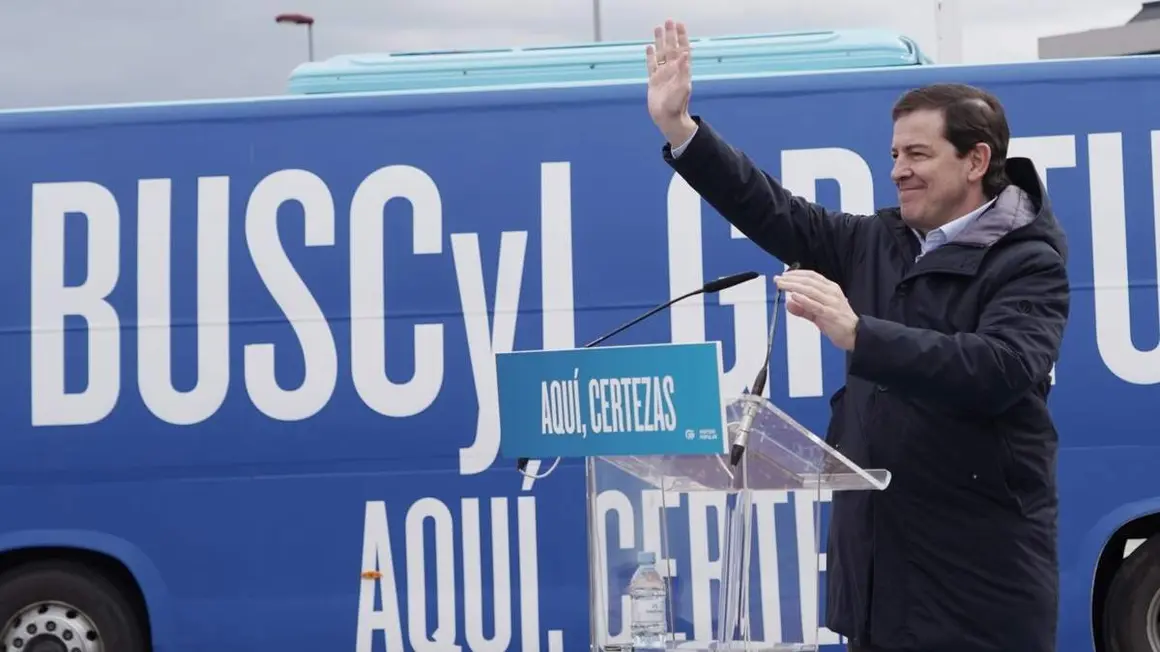 El candidato del Partido Popular de Castilla y Le&oacute;n a la reelecci&oacute;n como presidente de la Junta, Alfonso Fern&aacute;ndez Ma&ntilde;ueco, ofrece un mitin en Ponferrada (Le&oacute;n)