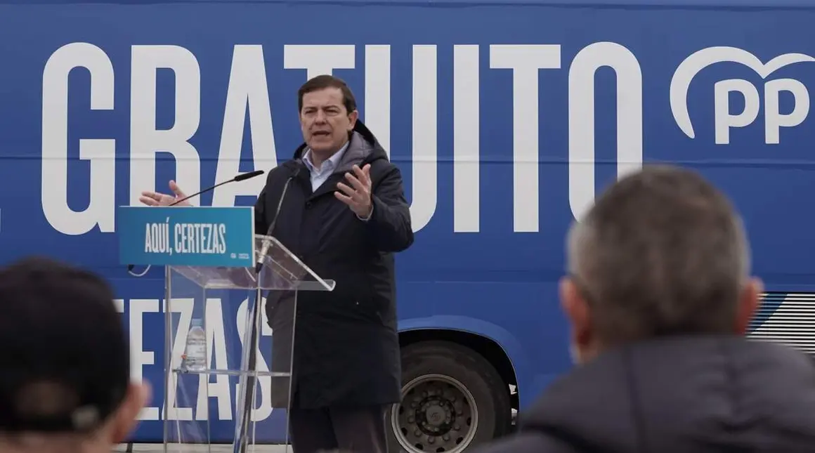 El candidato del Partido Popular de Castilla y Le&oacute;n a la reelecci&oacute;n como presidente de la Junta, Alfonso Fern&aacute;ndez Ma&ntilde;ueco, ofrece un mitin en Ponferrada (Le&oacute;n)