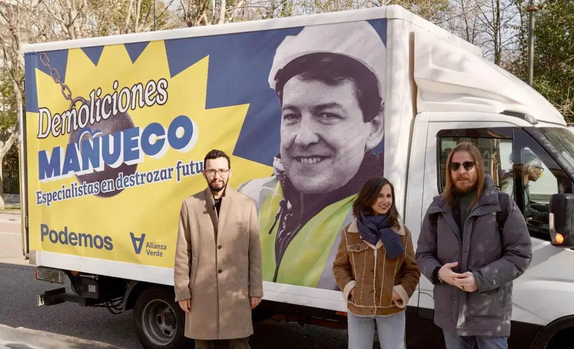 La secretaria general y diputada de Podemos, Ione Belarra; el secretario de Organizaci&oacute;n y portavoz de Podemos, Pablo Fern&aacute;ndez, y el candidato de Podemos-Alianza Verde a la Presidencia de la Junta de Castilla y Le&oacute;n, Miguel &Aacute;ngel Llamas, ofrecen declaraciones a los medios, en la Consejer&iacute;a de Sanidad de la Junta de Castilla y Le&oacute;n. Fotos: Eduardo Margareto