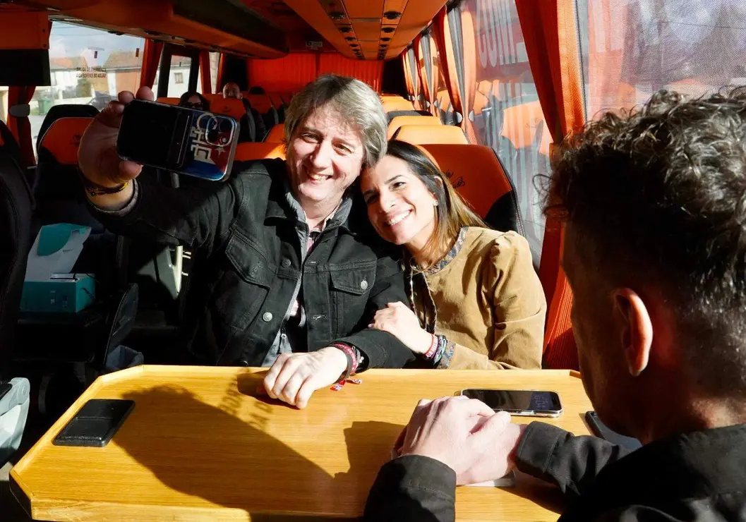 El secretario general del PSOECyL y candidato a la Presidencia de la Junta, Carlos Mart&iacute;nez, junto a junto a los cabeza de lista por Le&oacute;n Nuria Rubio y Mario Rivas en el autob&uacute;s de la caravana electoral. Foto: Miriam Chac&oacute;n