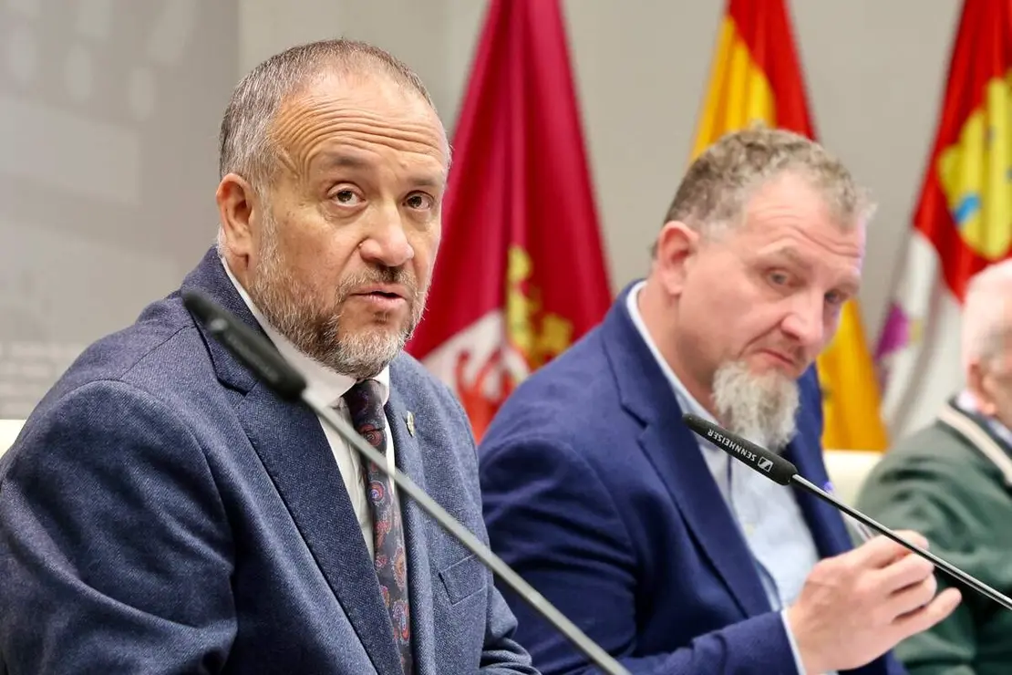 El presidente de la Diputaci&oacute;n de Le&oacute;n, Gerardo &Aacute;lvarez Courel, y el diputado de Turismo, Octavio Gonz&aacute;lez, acompa&ntilde;an a los representantes de la Asociaci&oacute;n de Amigos del Camino de Santiago &lsquo;Pulchra Leonina&rsquo; en la presentaci&oacute;n del balance anual de peregrinos