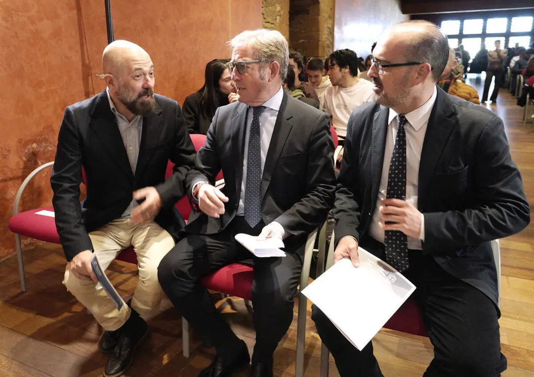 El presidente de la C&aacute;mara Oficial de Comercio, Industria y Servicios de Le&oacute;n, Javier Vega (C), junto al director de Tecnolog&iacute;a de la Fundaci&oacute;n Universidad Empresa, &Aacute;ngel Ruiz (I), y el alcalde de Ponferrada, Marco Morala (D), durante la apertura de las Jornadas Somos Futuro 2.0 organizadas por la C&aacute;mara de Comercio