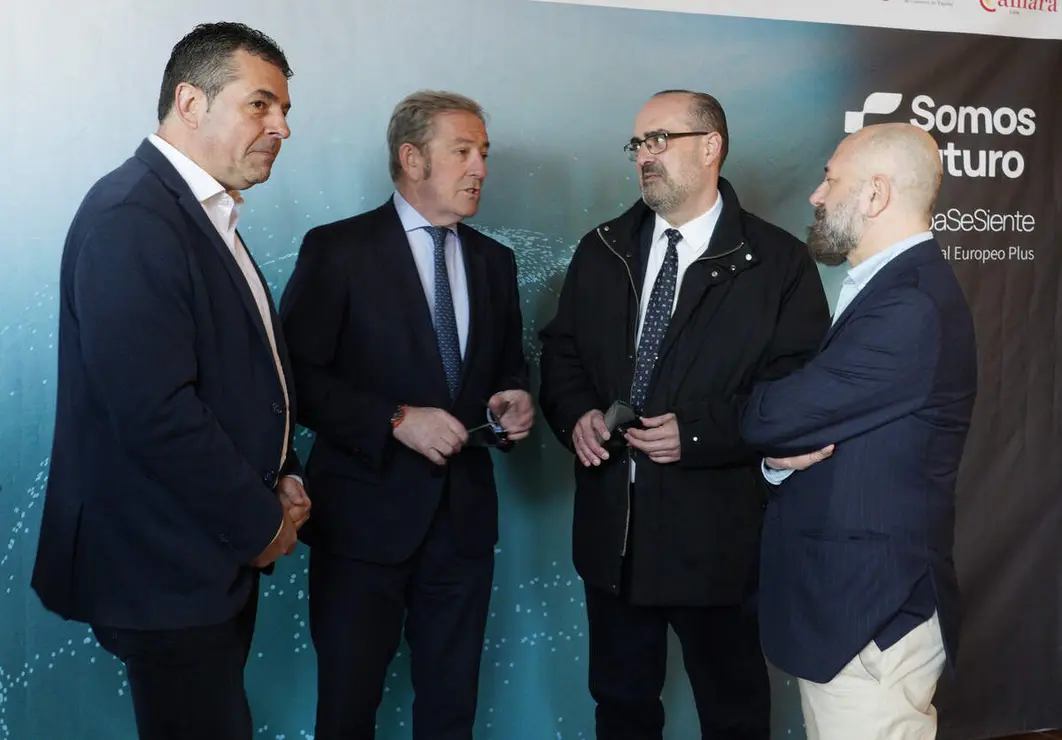 El presidente de la C&aacute;mara Oficial de Comercio, Industria y Servicios de Le&oacute;n, Javier Vega (2I), junto al vicepresidente, Javier Mor&aacute;n (I), el director de Tecnolog&iacute;a de la Fundaci&oacute;n Universidad Empresa, &Aacute;ngel Ruiz (D), el alcalde de Ponferrada, Marco Morala (2D), durante la apertura de las Jornadas Somos Futuro 2.0 organizadas por la C&aacute;mara de Comercio