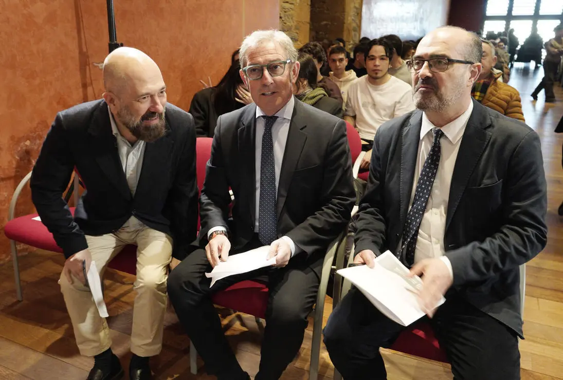 El presidente de la C&aacute;mara Oficial de Comercio, Industria y Servicios de Le&oacute;n, Javier Vega (C), junto al director de Tecnolog&iacute;a de la Fundaci&oacute;n Universidad Empresa, &Aacute;ngel Ruiz (I), y el alcalde de Ponferrada, Marco Morala (D), durante la apertura de las Jornadas Somos Futuro 2.0 organizadas por la C&aacute;mara de Comercio