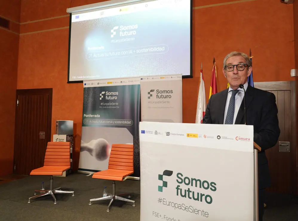 El presidente de la C&aacute;mara Oficial de Comercio, Industria y Servicios de Le&oacute;n, Javier Vega (C), junto al director de Tecnolog&iacute;a de la Fundaci&oacute;n Universidad Empresa, &Aacute;ngel Ruiz (I), y el alcalde de Ponferrada, Marco Morala (D), durante la apertura de las Jornadas Somos Futuro 2.0 organizadas por la C&aacute;mara de Comercio