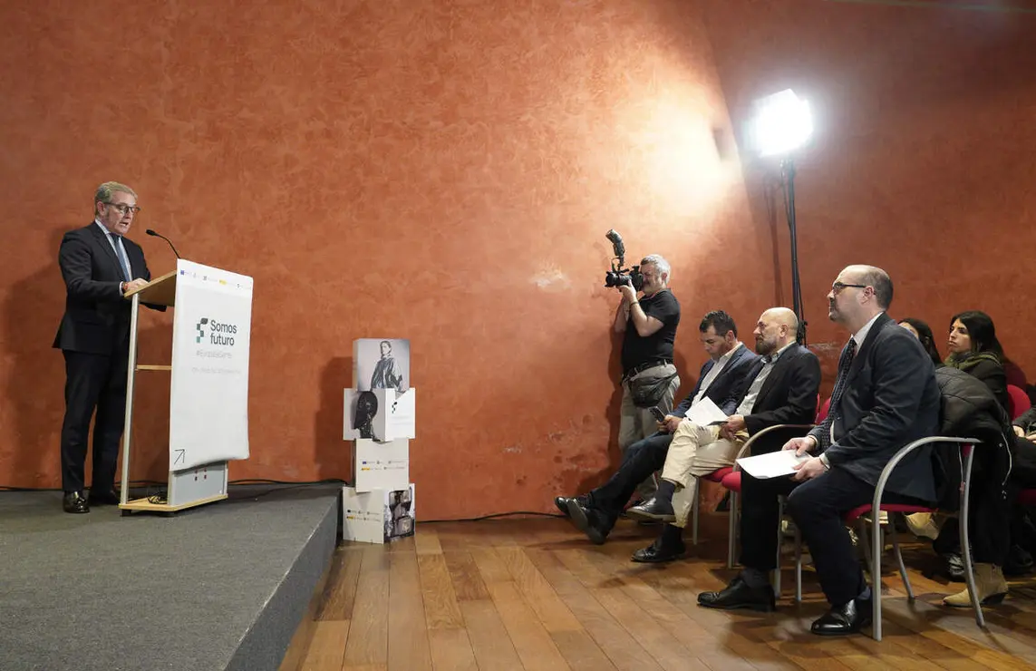 El presidente de la C&aacute;mara Oficial de Comercio, Industria y Servicios de Le&oacute;n, Javier Vega (C), junto al director de Tecnolog&iacute;a de la Fundaci&oacute;n Universidad Empresa, &Aacute;ngel Ruiz (I), y el alcalde de Ponferrada, Marco Morala (D), durante la apertura de las Jornadas Somos Futuro 2.0 organizadas por la C&aacute;mara de Comercio