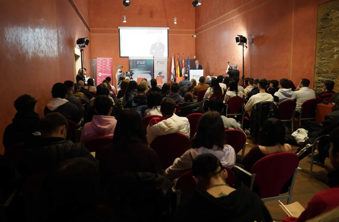 El presidente de la C&aacute;mara Oficial de Comercio, Industria y Servicios de Le&oacute;n, Javier Vega (C), junto al director de Tecnolog&iacute;a de la Fundaci&oacute;n Universidad Empresa, &Aacute;ngel Ruiz (I), y el alcalde de Ponferrada, Marco Morala (D), durante la apertura de las Jornadas Somos Futuro 2.0 organizadas por la C&aacute;mara de Comercio