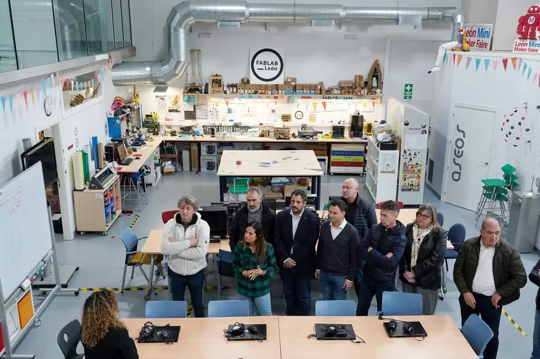 El secretario general del PSOECyL y candidato a la Presidencia de la Junta, Carlos Mart&iacute;nez, visita el Fab Lab Le&oacute;n junto a la cabeza de lista Nuria Rubio