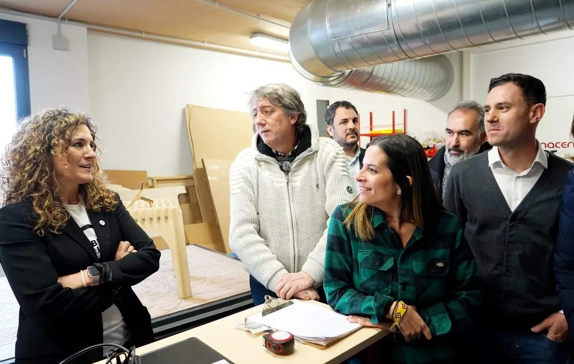 El secretario general del PSOECyL y candidato a la Presidencia de la Junta, Carlos Mart&iacute;nez, visita el Fab Lab Le&oacute;n junto a los cabezas de lista Nuria Rubio y Mario Rivas