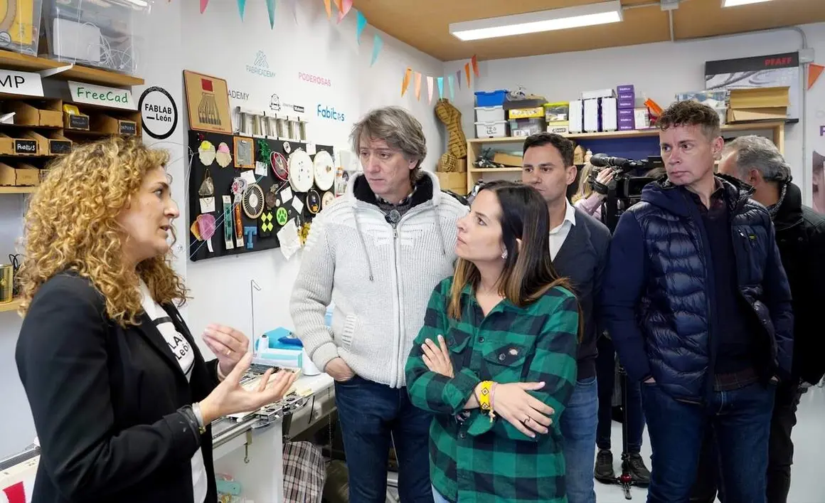 El secretario general del PSOECyL y candidato a la Presidencia de la Junta, Carlos Mart&iacute;nez, visita el Fab Lab Le&oacute;n junto a los cabezas de lista Nuria Rubio y Mario Rivas