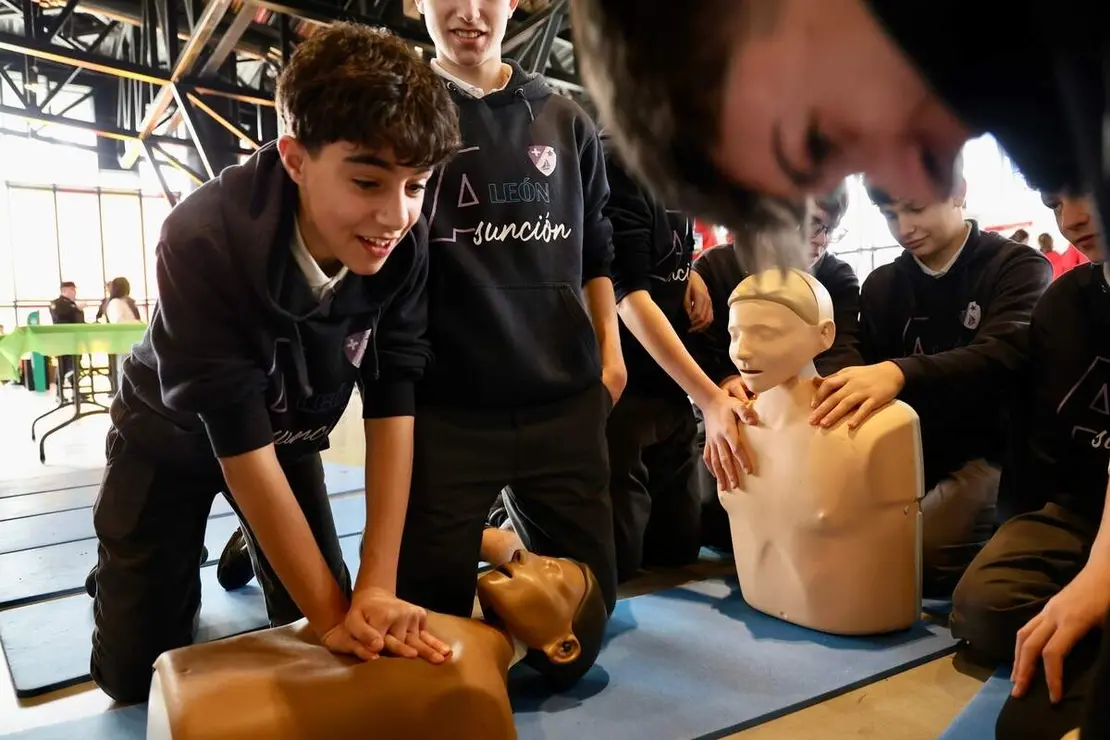 La rectora de la Universidad de Le&oacute;n, Nuria Gonz&aacute;lez, y el alcalde de Le&oacute;n, Jos&eacute; Antonio Diez, inauguran la s&eacute;ptima edici&oacute;n de Expociencia
