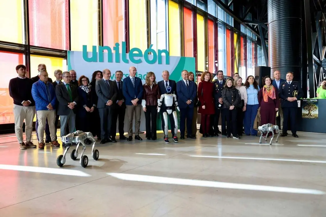 La rectora de la Universidad de Le&oacute;n, Nuria Gonz&aacute;lez, y el alcalde de Le&oacute;n, Jos&eacute; Antonio Diez, inauguran la s&eacute;ptima edici&oacute;n de Expociencia