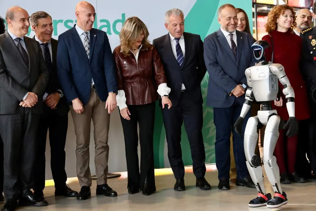 La rectora de la Universidad de Le&oacute;n, Nuria Gonz&aacute;lez, y el alcalde de Le&oacute;n, Jos&eacute; Antonio Diez, inauguran la s&eacute;ptima edici&oacute;n de Expociencia