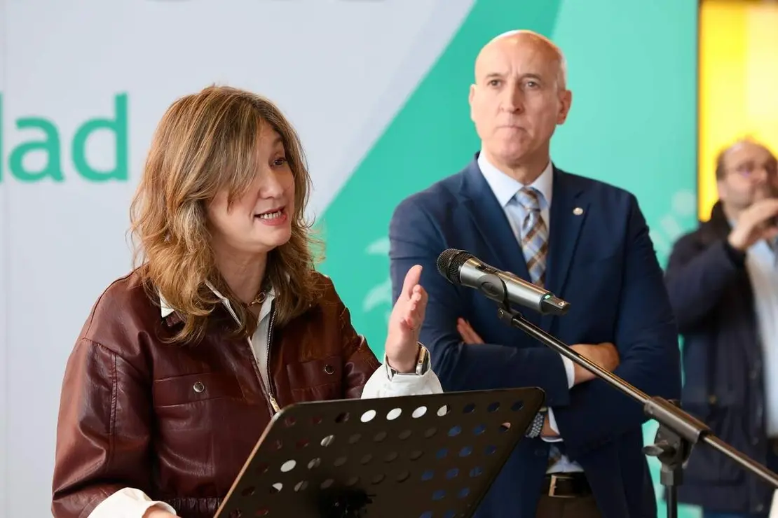 La rectora de la Universidad de Le&oacute;n, Nuria Gonz&aacute;lez, y el alcalde de Le&oacute;n, Jos&eacute; Antonio Diez, inauguran la s&eacute;ptima edici&oacute;n de Expociencia