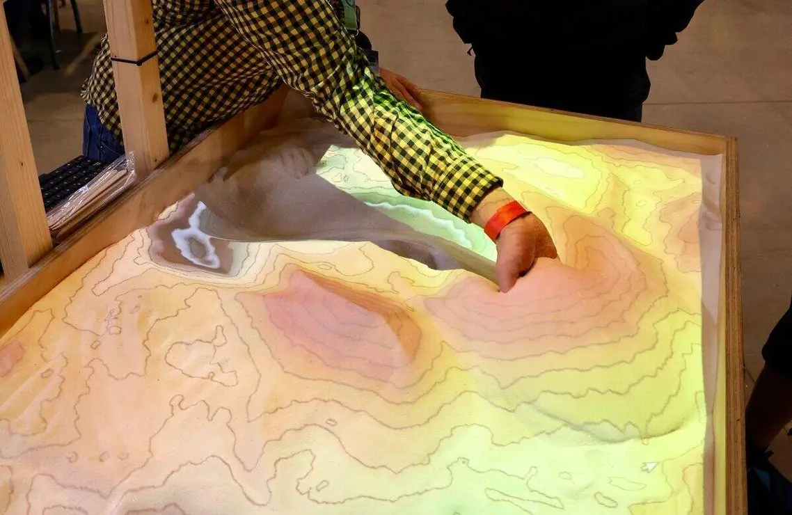 La rectora de la Universidad de Le&oacute;n, Nuria Gonz&aacute;lez, y el alcalde de Le&oacute;n, Jos&eacute; Antonio Diez, inauguran la s&eacute;ptima edici&oacute;n de Expociencia