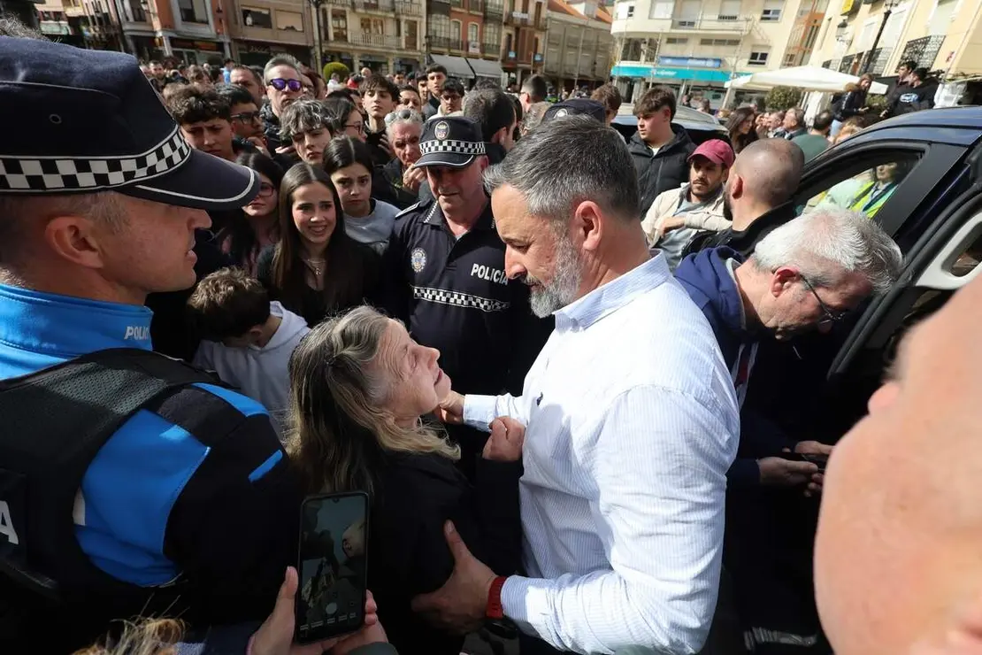 El l&iacute;der de Vox, Santiago Abascal, y el candidato a la Presidencia de la Junta, Carlos Poll&aacute;n, participan en un acto electoral en La Ba&ntilde;eza