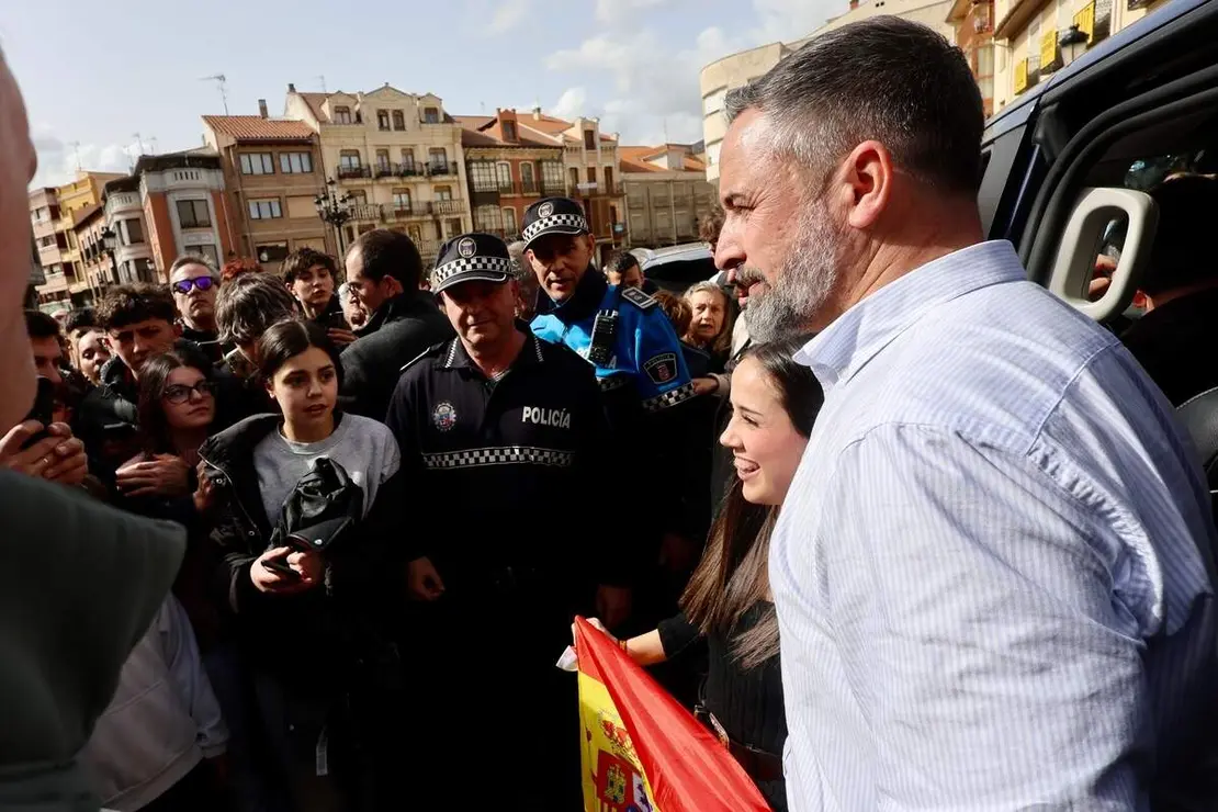 El l&iacute;der de Vox, Santiago Abascal, y el candidato a la Presidencia de la Junta, Carlos Poll&aacute;n, participan en un acto electoral en La Ba&ntilde;eza