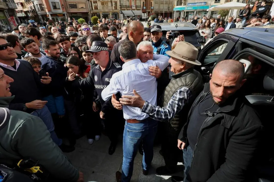 El l&iacute;der de Vox, Santiago Abascal, y el candidato a la Presidencia de la Junta, Carlos Poll&aacute;n, participan en un acto electoral en La Ba&ntilde;eza