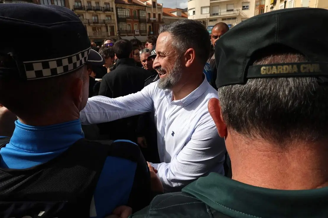 El l&iacute;der de Vox, Santiago Abascal, y el candidato a la Presidencia de la Junta, Carlos Poll&aacute;n, participan en un acto electoral en La Ba&ntilde;eza