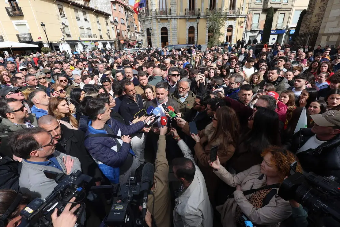 El l&iacute;der de Vox, Santiago Abascal, y el candidato a la Presidencia de la Junta, Carlos Poll&aacute;n, participan en un acto electoral en La Ba&ntilde;eza