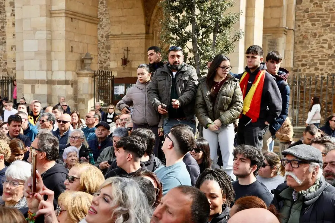 El l&iacute;der de Vox, Santiago Abascal, y el candidato a la Presidencia de la Junta, Carlos Poll&aacute;n, participan en un acto electoral en La Ba&ntilde;eza