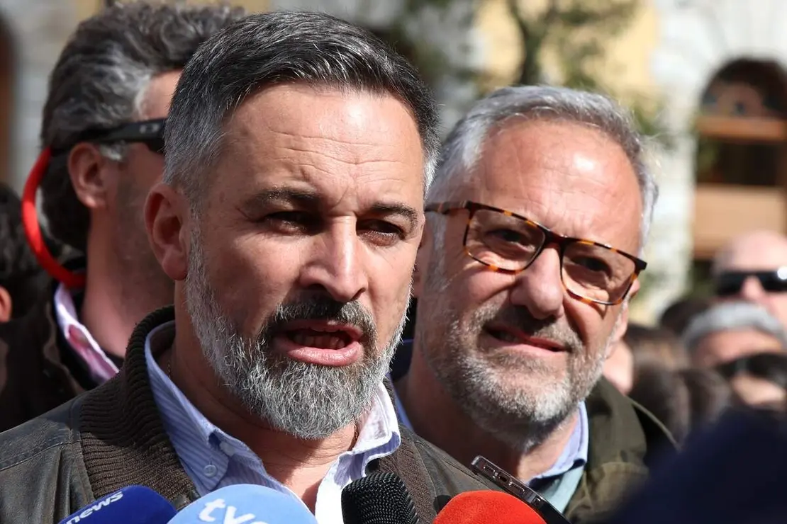 El l&iacute;der de Vox, Santiago Abascal, y el candidato a la Presidencia de la Junta, Carlos Poll&aacute;n, participan en un acto electoral en La Ba&ntilde;eza
