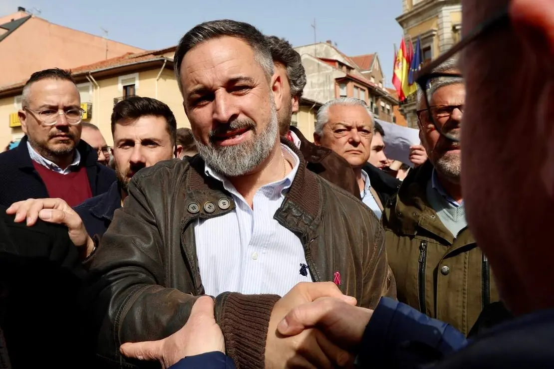 El l&iacute;der de Vox, Santiago Abascal, y el candidato a la Presidencia de la Junta, Carlos Poll&aacute;n, participan en un acto electoral en La Ba&ntilde;eza
