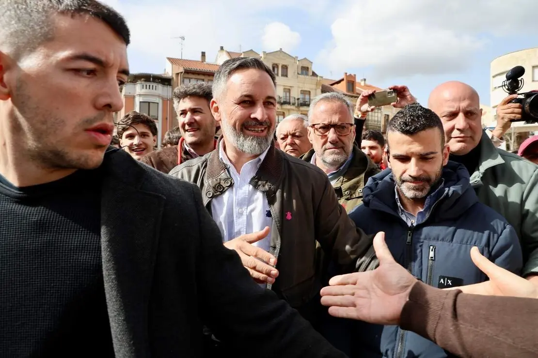 El l&iacute;der de Vox, Santiago Abascal, y el candidato a la Presidencia de la Junta, Carlos Poll&aacute;n, participan en un acto electoral en La Ba&ntilde;eza
