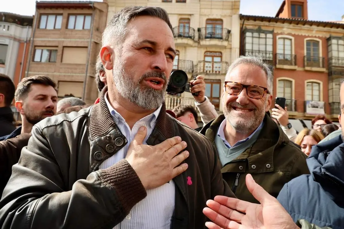 El l&iacute;der de Vox, Santiago Abascal, y el candidato a la Presidencia de la Junta, Carlos Poll&aacute;n, participan en un acto electoral en La Ba&ntilde;eza