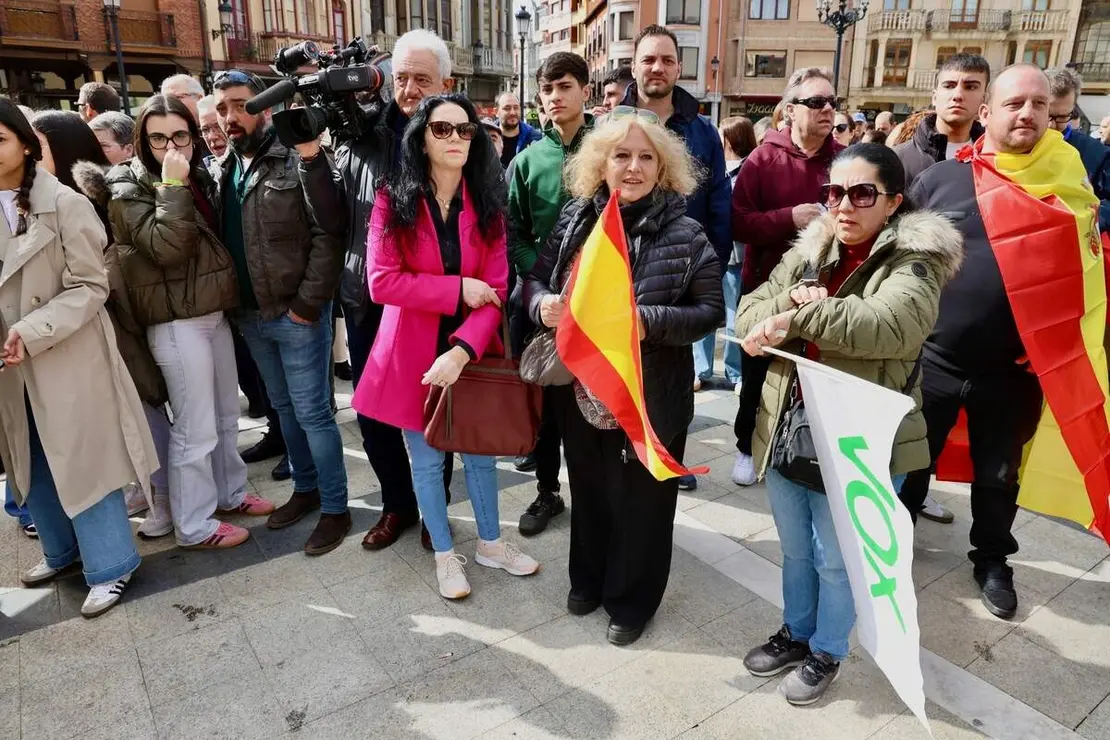El l&iacute;der de Vox, Santiago Abascal, y el candidato a la Presidencia de la Junta, Carlos Poll&aacute;n, participan en un acto electoral en La Ba&ntilde;eza
