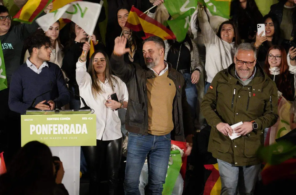 El l&iacute;der de Vox, Santiago Abascal, y el candidato a la Presidencia de la Junta, Carlos Poll&aacute;n, participan en un acto electoral en Ponferrada. Foto: C&eacute;sar S&aacute;nchez