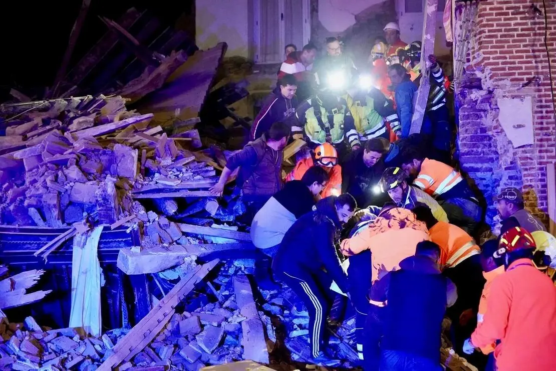 Tres personas atrapadas tras el derrumbe de un edificio de dos plantas en Siete Iglesias de Trabancos (Valladolid)