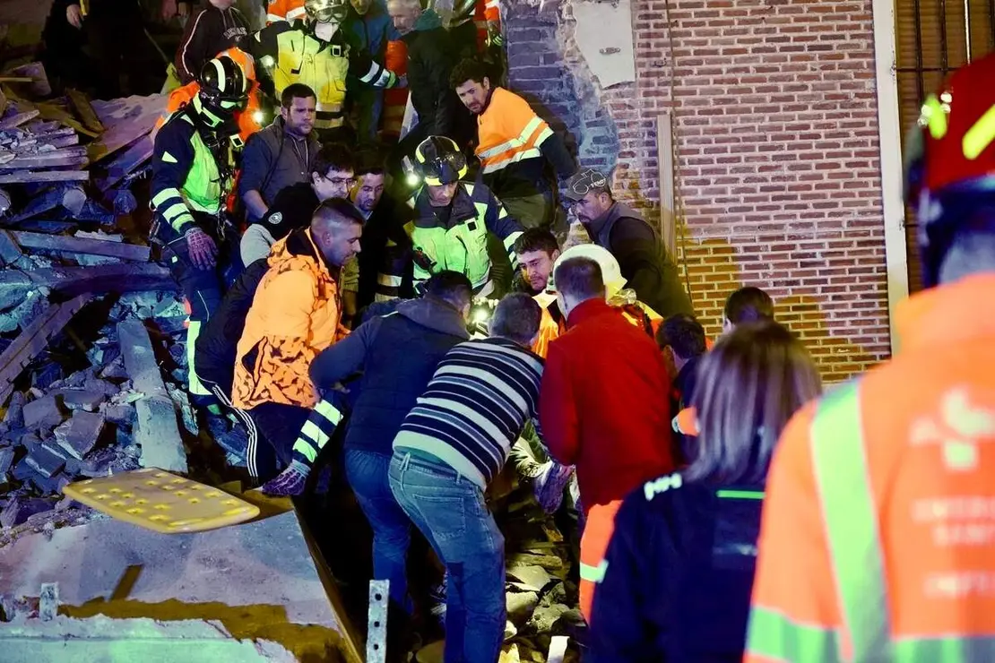 Tres personas atrapadas tras el derrumbe de un edificio de dos plantas en Siete Iglesias de Trabancos (Valladolid)