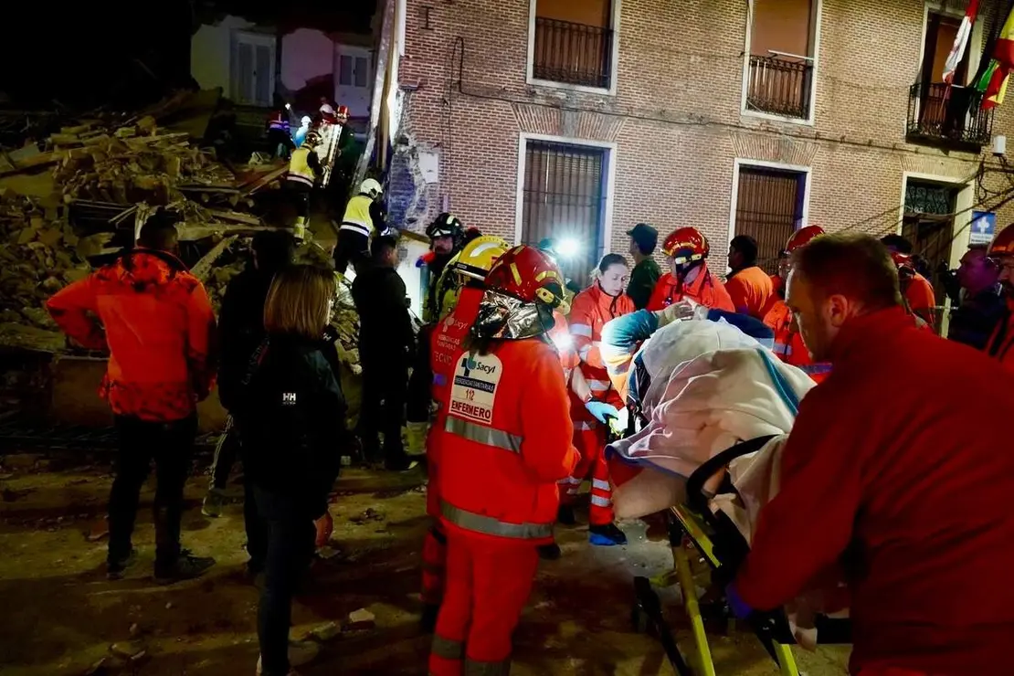Tres personas atrapadas tras el derrumbe de un edificio de dos plantas en Siete Iglesias de Trabancos (Valladolid)
