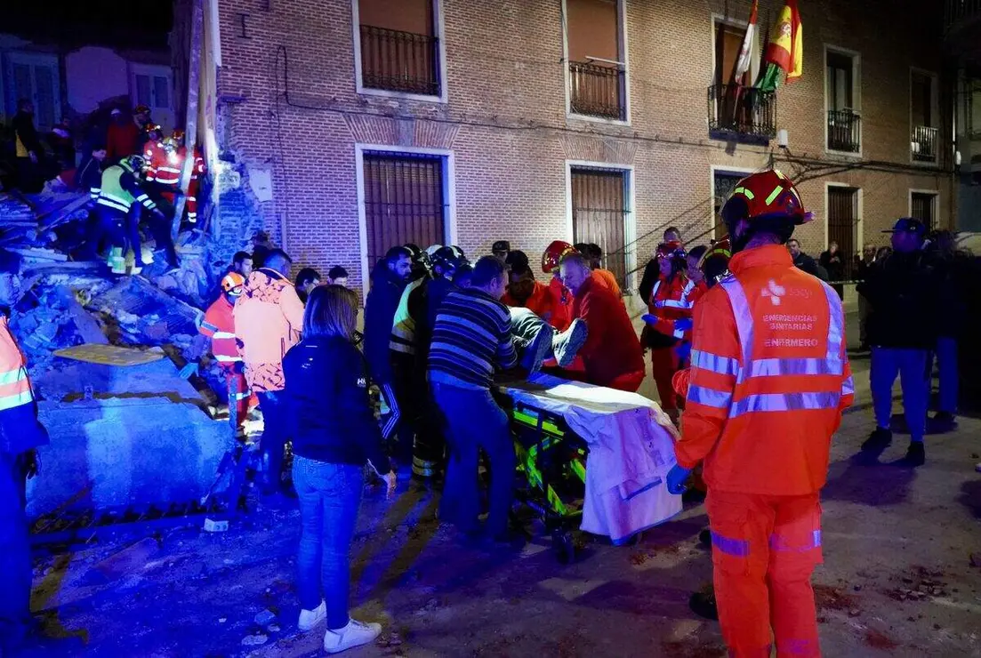 Tres personas atrapadas tras el derrumbe de un edificio de dos plantas en Siete Iglesias de Trabancos (Valladolid)