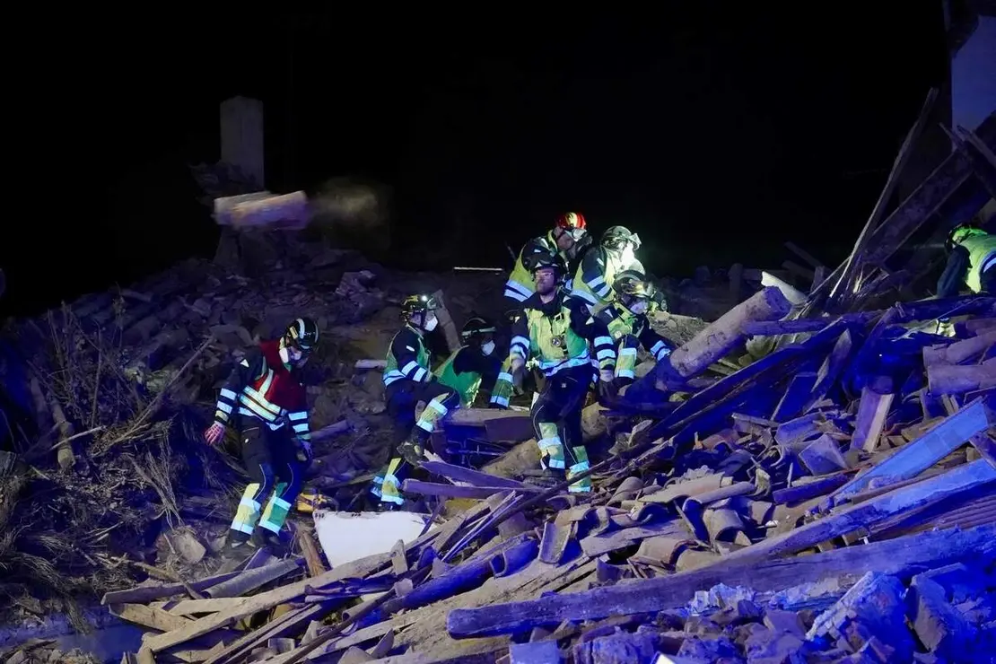 Tres personas atrapadas tras el derrumbe de un edificio de dos plantas en Siete Iglesias de Trabancos (Valladolid)