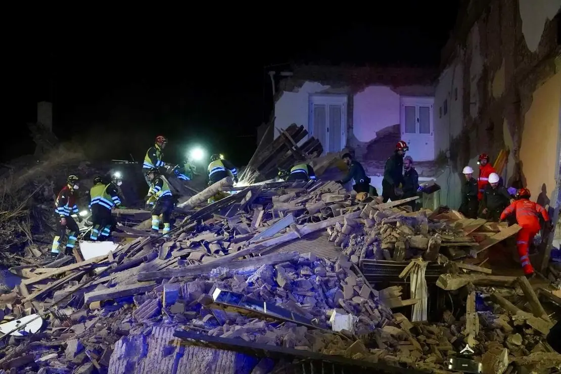 Tres personas atrapadas tras el derrumbe de un edificio de dos plantas en Siete Iglesias de Trabancos (Valladolid)
