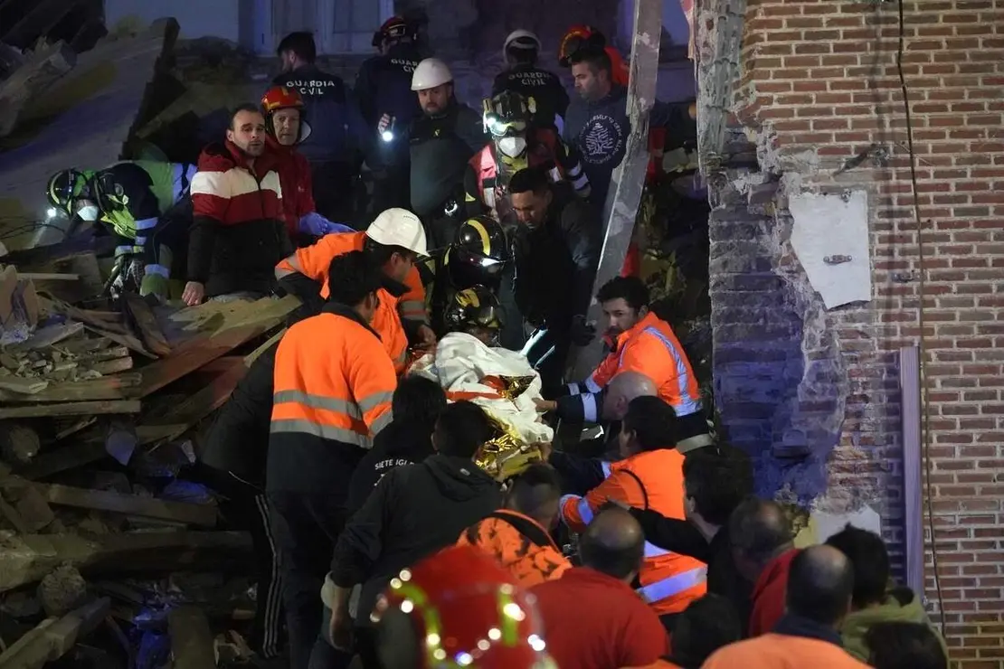 Tres personas atrapadas tras el derrumbe de un edificio de dos plantas en Siete Iglesias de Trabancos (Valladolid)