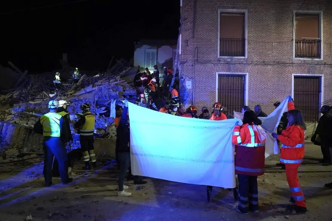 Tres personas atrapadas tras el derrumbe de un edificio de dos plantas en Siete Iglesias de Trabancos (Valladolid)